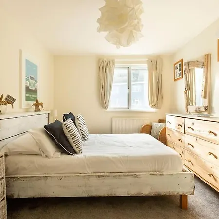 Fabulous Beach Pad Just 20 Paces From The Sea Mawgan Porth Exterior photo