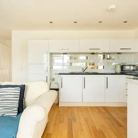 Fabulous Beach Pad Just 20 Paces From The Sea Mawgan Porth Exterior photo