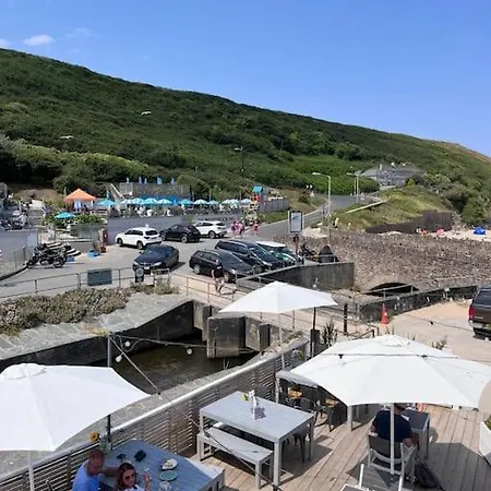 Fabulous Beach Pad Just 20 Paces From The Sea Mawgan Porth Exterior photo