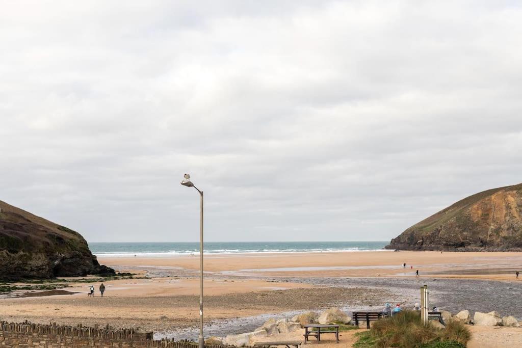 Fabulous Pad Just 20 Paces From The Sea Apartment