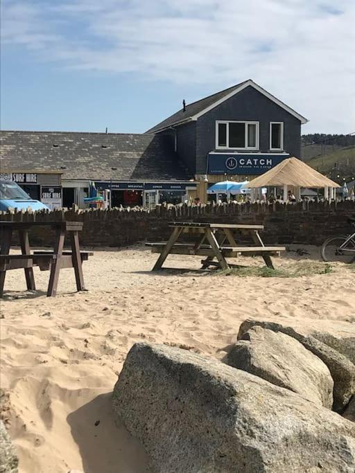 Fabulous Pad Just 20 Paces From The Sea Mawgan Porth