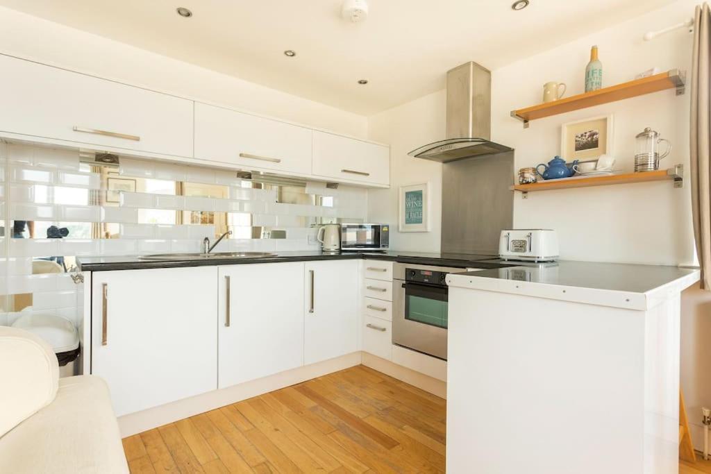 Fabulous Pad Just 20 Paces From The Sea Apartment Mawgan Porth