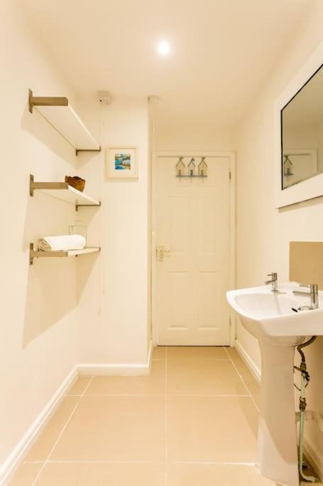 Fabulous Pad Just 20 Paces From The Sea Apartment Mawgan Porth
