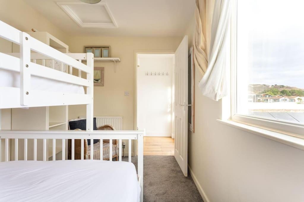 Fabulous Pad Just 20 Paces From The Sea Apartment *